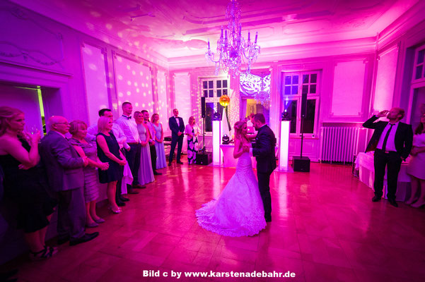 Eröffnungstanz bei einer tollen Hochzeit Bild c by www.karstenadebahr.de