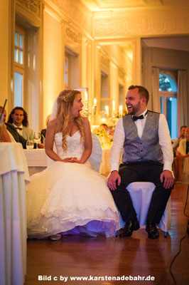 Hochzeitspaar - im Hintergrund kommt das Uplighting gut zur Geltung. Bild c by www.karstenadebahr.de