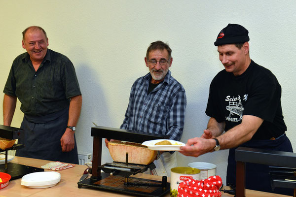 21e Noël folklorique de Cortébert / 26.12.2013 / Belle amibaince au local à raclette