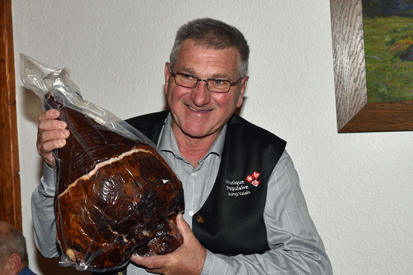 30e anniversaire de la section / Gilbert, président section Valais romand, gagnant du concours "jambon"