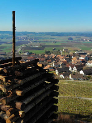 Blick über einen Holzturm über die Reben und ein schönes ländliches Dorf