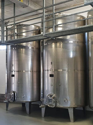 In zwei Chromstahl-Tanks reift der Wein heran
