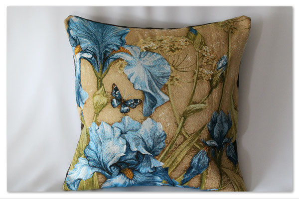"Blaue Iris mit Schmetterling"