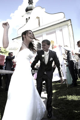 Glückliches Hochzeitspaar, fotografiert von dem leidenschaftlichen Hochzeitsfotograf Nikolaus Neureiter aus Kärnten Steiermark Wien