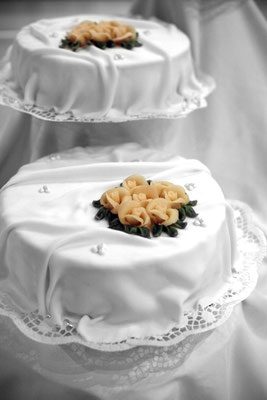 Hochzeitstorte fotografiert von dem leidenschaftlichen Hochzeitsfotograf Nikolaus Neureiter aus Kärnten Steiermark Wien