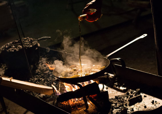 und als Nachtisch flambierte Äpfel zum Kaiserschmarrn.