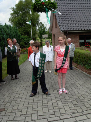 Ankunft beim Kinderkönigspaar Lena Schröder und Luca Robohm.