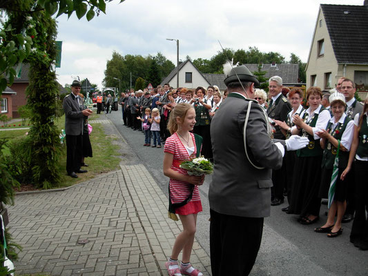 Einreihen des Kinderkönigspaares in den Festumzug.