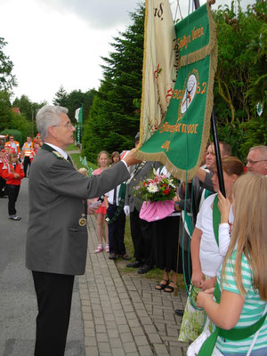 Weihe der neuen Kinderfahne duch Verbandsgeschäftsführer Gerd Brokelmann.