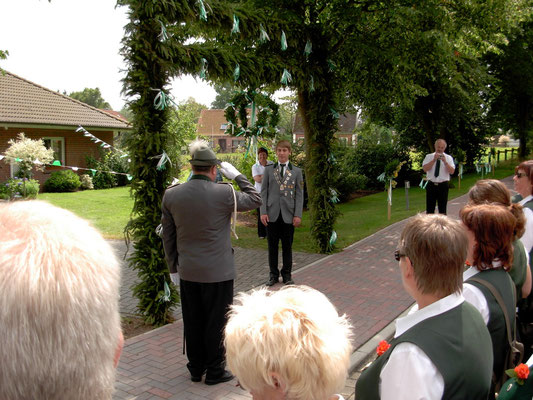 Meldung durch Hauptmann Rainer Krause an den Jungschützenkönig Tobias Finger.