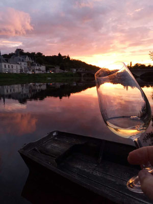 boat-ride-wine-tasting-local-food-cher-river-Loire-Valley