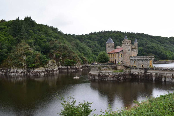 chateau-de-la-roche-loire-river