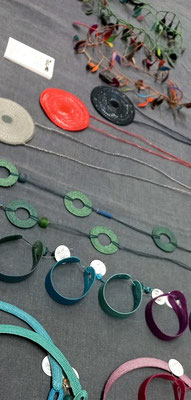 genähter Schmuck von Edith Kals  aus Steyr, ....Papierschnüre vernäht...