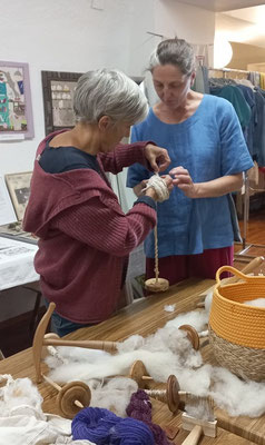 ..auch kleine Workshops finden in der Sommergalerie statt: Barbara Depisch zeigt das Spinnen am Spinnrad und mit der Handspindel