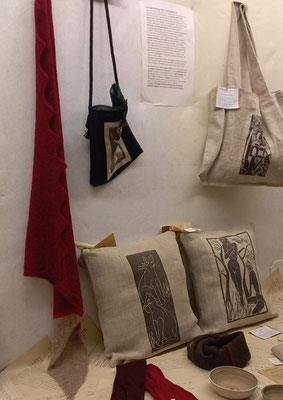 Michaela Kohlmayr präsentiert  Leinentaschen, Buchhüllen +Pölster aus handgewebtem alten Leinen, bedruckt mit Linoldrucken der in Gmünd geborenen Künstlerin Johanna Schönborn.