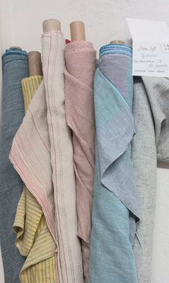 Alan Leier vom tschechischen Familienbetrieb ARS Maixner zeigt einige wunderbare Leinenstoffe  als Meterware