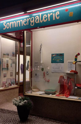 .. die alten charmanten Auslagen der Sommergalerie am Hauptplatz 19 im Kärntner Gmünd