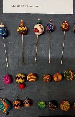  Textil-Schmuck-Schwerpunkt in der Sommergalerie:  u.a.bestickter Filzschmuck v. Christa Cebis