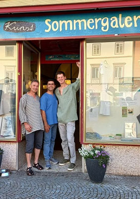  .. Eröffnung der Sommergalerie  im Juni : 3 spontane Models zeigen Herrenhemden von Gerda Kohlmayr 