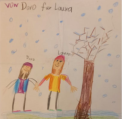 Doro zeichnet ein Bild für Laura