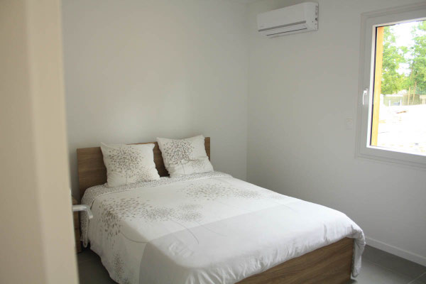 Chambre lumineuse dans une maison individuelle senior