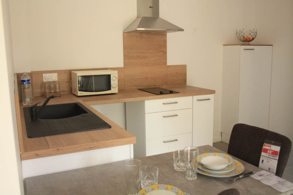 Cuisine équipée dans une maison individuelle senior