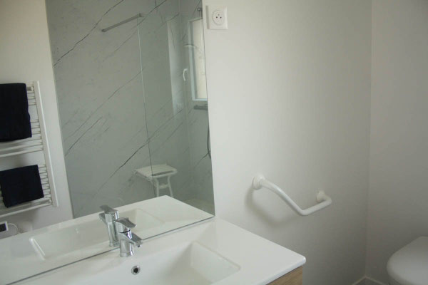 Salle de bain aménagée dans une maison individuelle senior