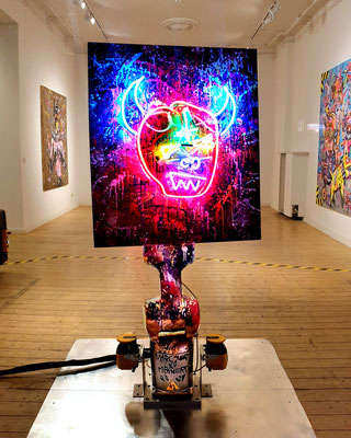 MARC JUNG X MEHNERT LAB COLLBORATION 2021 // SYMPATHY FOR THE DEVIL 2, mixed media and neon light on wood (golden background), 80x70x6cm X KUKA ROBOTER, programmable and moveable in the room