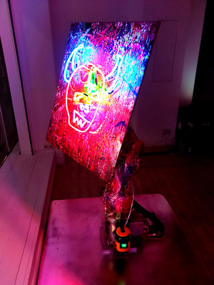 MARC JUNG X MEHNERT LAB COLLBORATION 2021 // SYMPATHY FOR THE DEVIL 2, mixed media and neon light on wood (golden background), 80x70x6cm X KUKA ROBOTER, programmable and moveable in the room