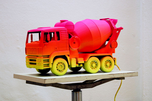   DAS GROSSE BRUMIBUSSITREFFEN AUF RTL2, 2012, painted toy truck, 24x47x17cm