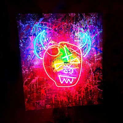 MARC JUNG X MEHNERT LAB COLLBORATION 2021 // SYMPATHY FOR THE DEVIL 2, mixed media and neon light on wood (golden background), 80x70x6cm X KUKA ROBOTER, programmable and moveable in the room