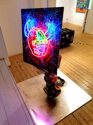 MARC JUNG X MEHNERT LAB COLLBORATION 2021 // SYMPATHY FOR THE DEVIL 2, mixed media and neon light on wood (golden background), 80x70x6cm X KUKA ROBOTER, programmable and moveable in the room