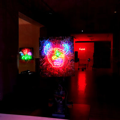 MARC JUNG X MEHNERT LAB COLLBORATION 2021 // SYMPATHY FOR THE DEVIL 2, mixed media and neon light on wood (golden background), 80x70x6cm X KUKA ROBOTER, programmable and moveable in the room