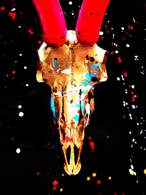 KOPFGELD 1, 2023, mixed media on animal skeleton skull on wood, 80x70x30cm
