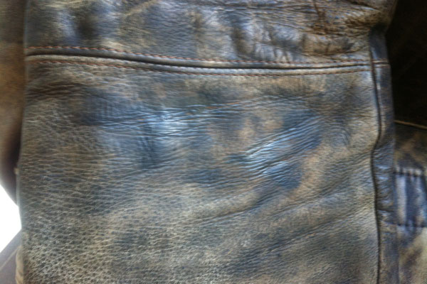 Schadstelle nach Lederreparatur