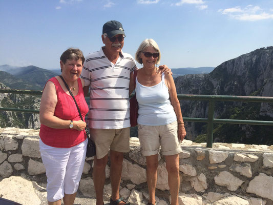 Brigitte, Helene und Rüdiger am Aussichtpunkt Belvedere