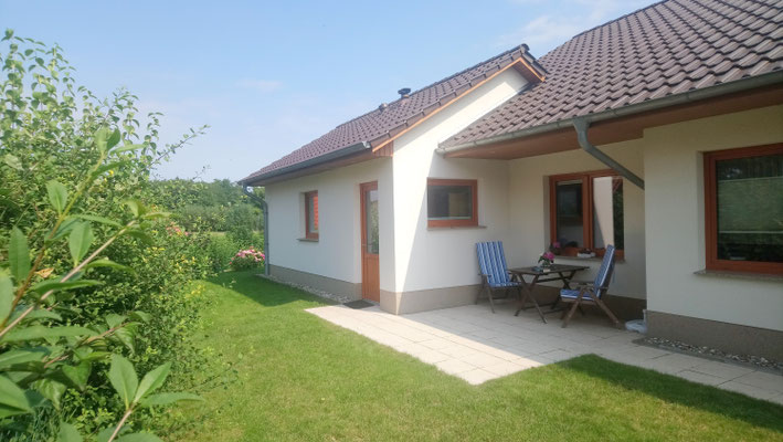 Ferienwohnungen Wiesenblick Warnow, Ferienwohnung Schlüsselblume Warnow, Terrasse mit Gartentisch und Stühlen