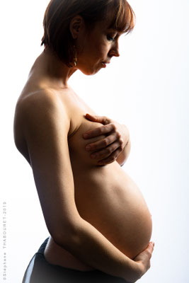 Photographie de studio, portrait de grossesse, en région lyonnaise