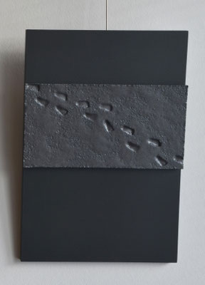 "Sporen strand Vik", Marja Vogelezang-Sundquest / Zwart steengoed, lavazand / H:35xB:24 cm/ Price on request