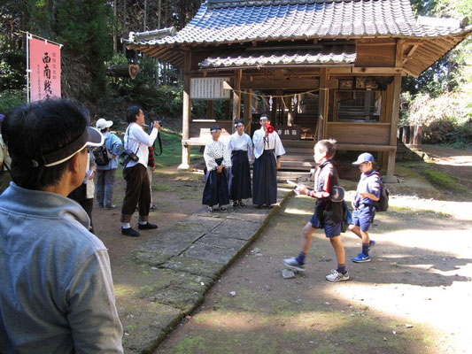 【熊野座神社】一帯は田原坂の戦いの中で「宮山争奪戦」の戦場となったところ。調査では多くの小銃弾や四斤砲弾の破片などが見つかっています。