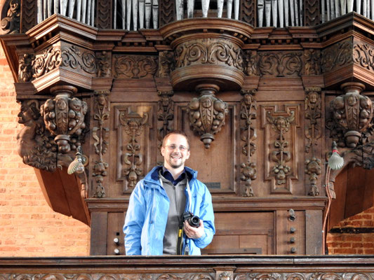 Vor der historischen Orgel der Onze-Lieve-Vrouwe-Kerk Damme, Belgien (Foto: Johannes Wübbolding, 2016)