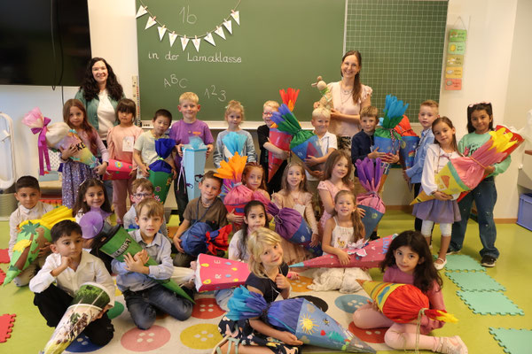 Die Lamaklasse (1b) mit ihren Klassenlehrerinnen