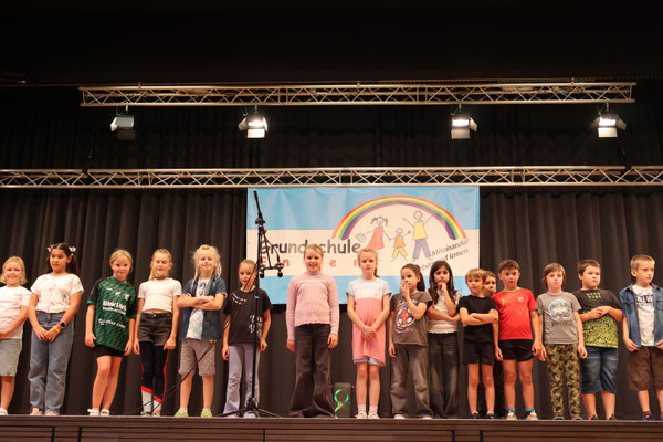 Die Klasse 3c begrüßte alle zum vielleicht schönsten Tag ihres Lebens