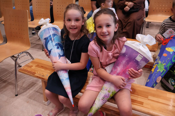 Zwei Mädchen mit Schultüten