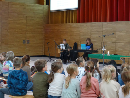 Frau Meiers begleitet den Gottesdienst musikalisch