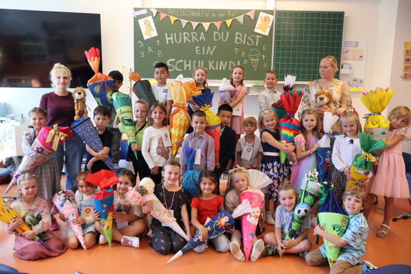 Die Löwenklasse (1a) mit ihren Klassenlehrerinnen