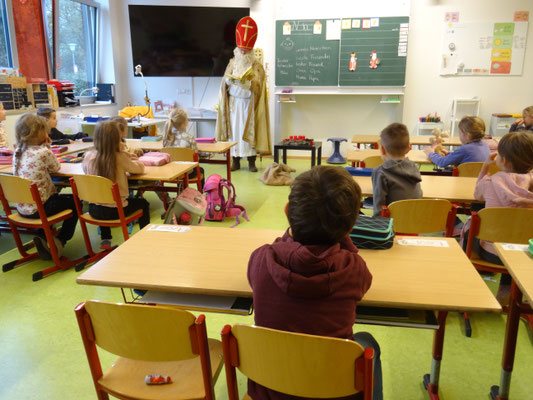 Nun hat er das Klassenzimmer der Klasse 1a gefunden