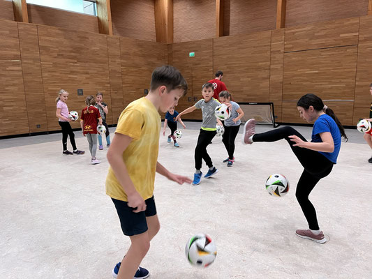 Kann ich den Ball unter dem Bein durchprellen?