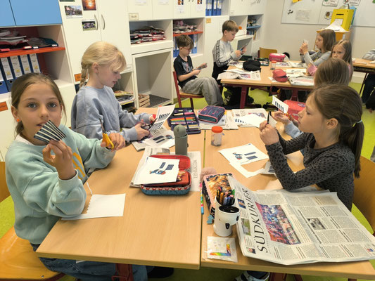 Die Kinder erforschen die Zeitung