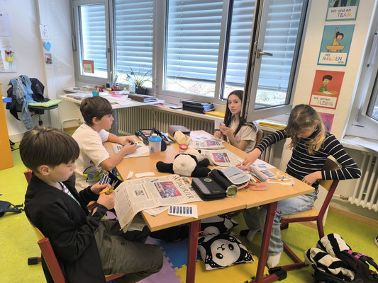 Die Kinder erforschen die Zeitung